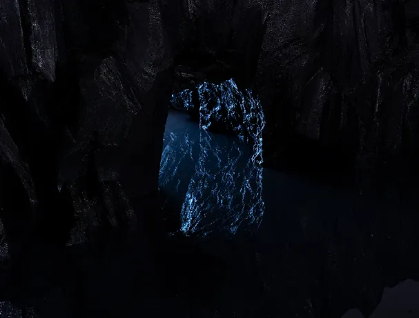 Caverne sombre avec une ouverture révélant une eau bleue luminescente, ambiance dramatique et mystérieuse, tons noirs et bleus